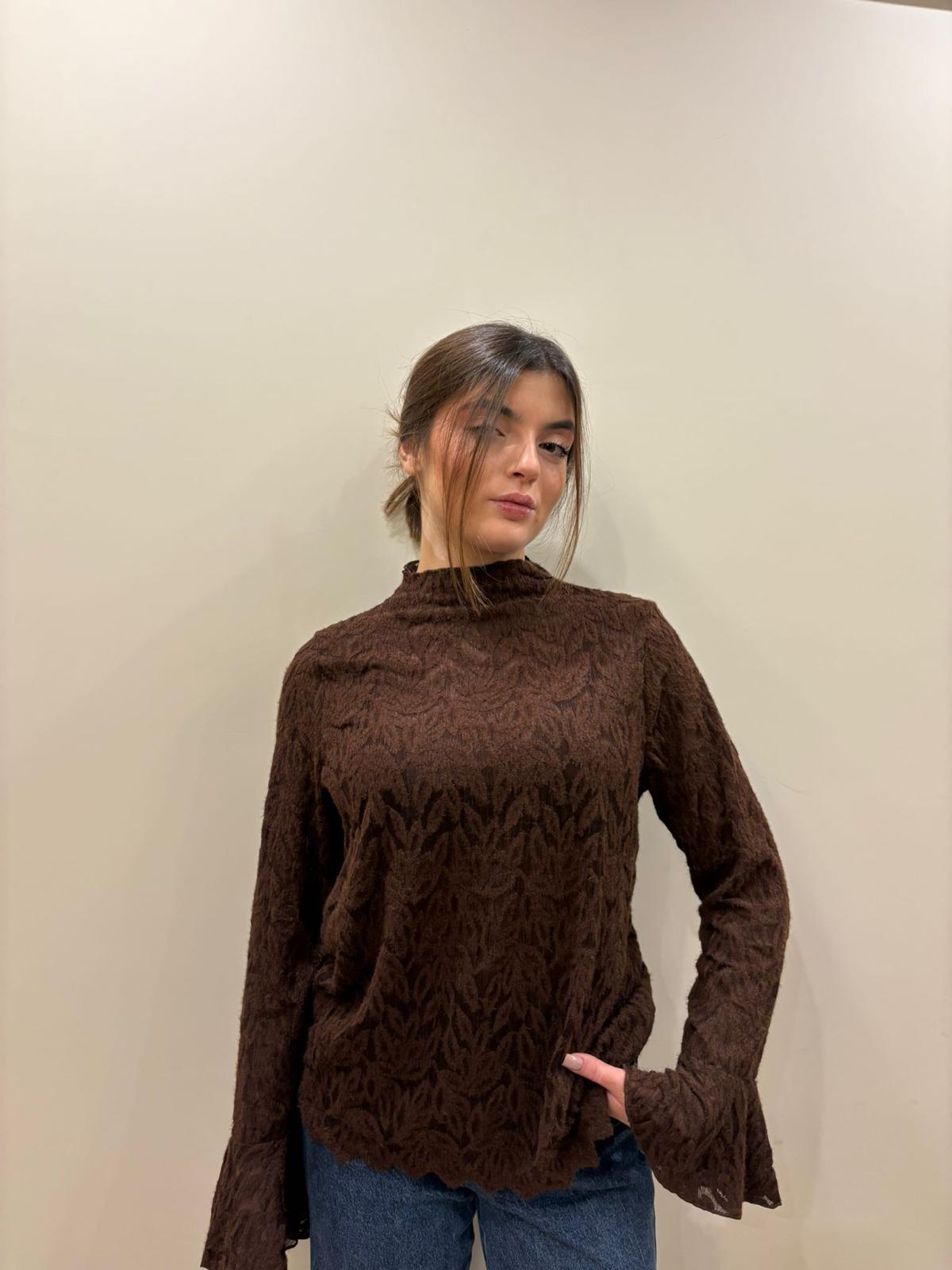 Maglia con lavorazione ricami
