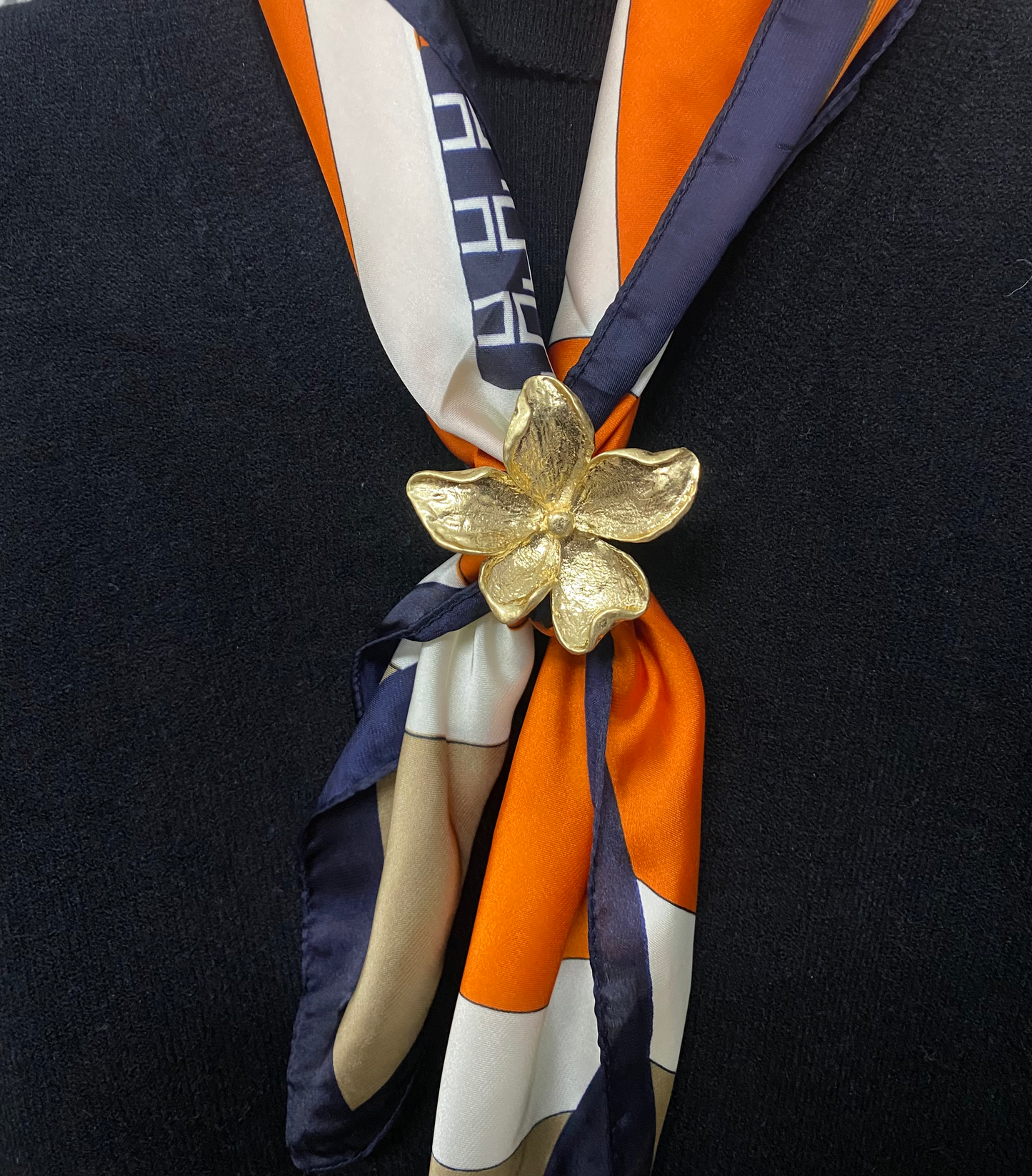 Ferma foulard a forma di fiore color oro