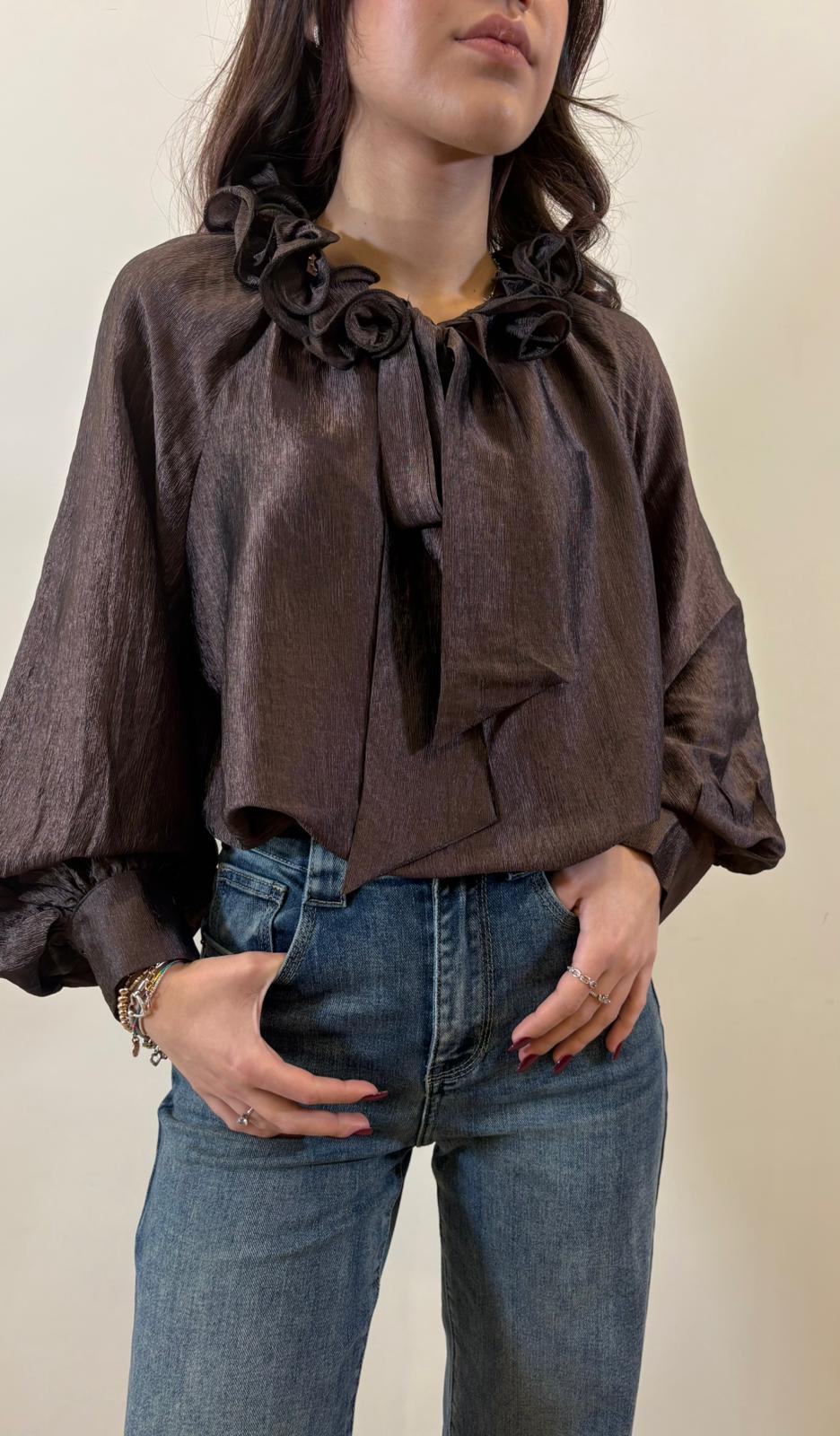 Camicia fiorata con fiocco