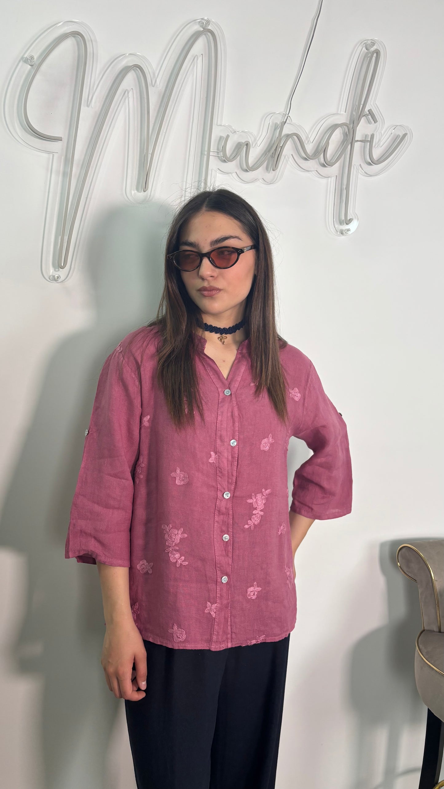 Camicia in lino con ricami porpora