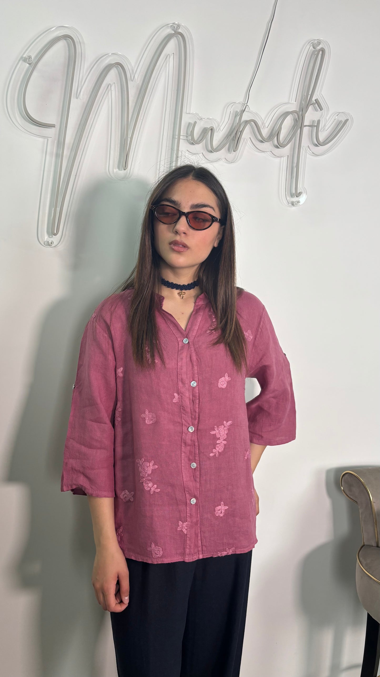 Camicia in lino con ricami porpora